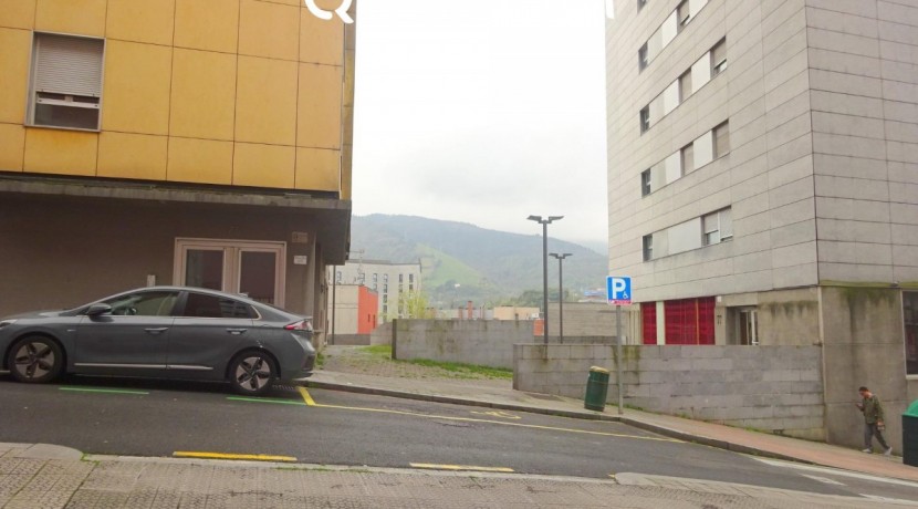 Garaje Para Coche Grande O Furgoneta En Santutxu