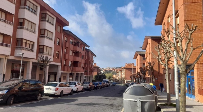 Lonja Con Posibilidad De Conversión a Vivienda En Calle Jata