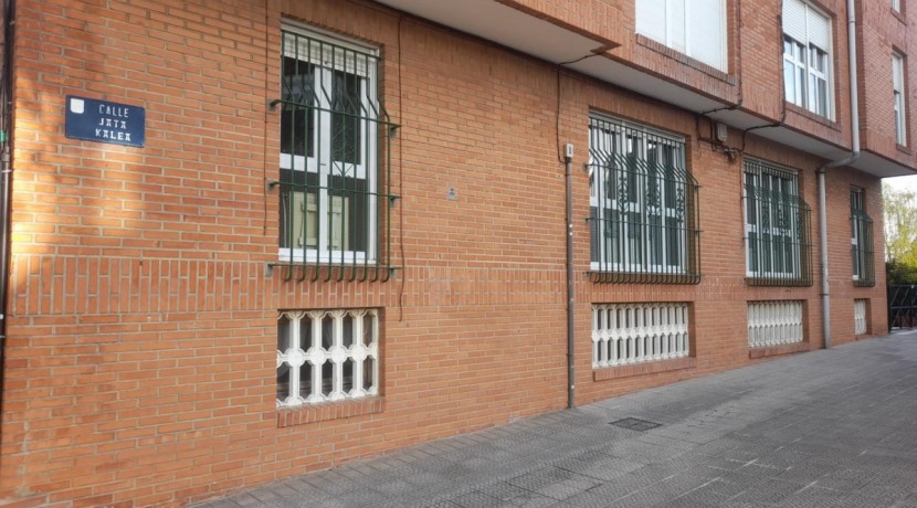 Lonja Con Posibilidad De Conversión a Vivienda En Calle Jata