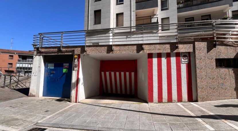 Parcela de Garaje Doble Con Trastero En Zona Burros
