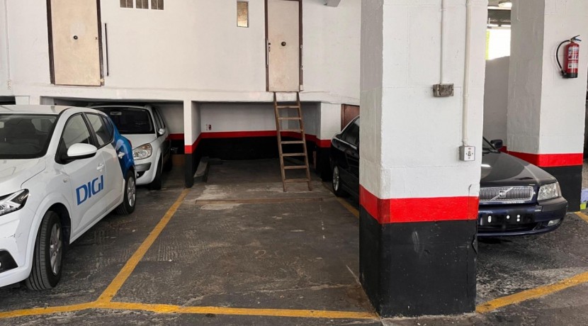 Parcela de Garaje Doble Con Trastero En Zona Burros