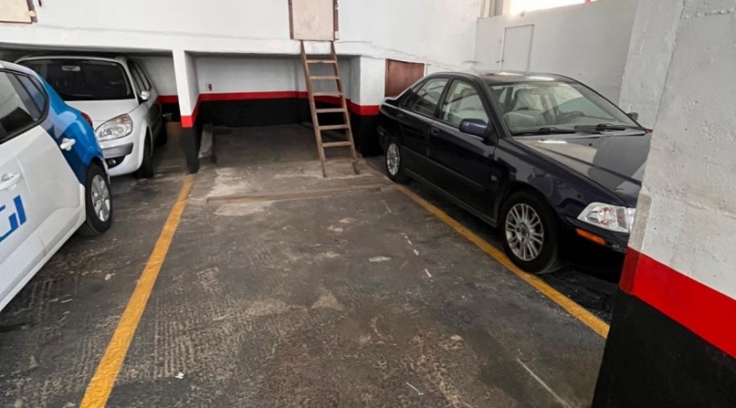 Parcela de Garaje Doble Con Trastero En Zona Burros