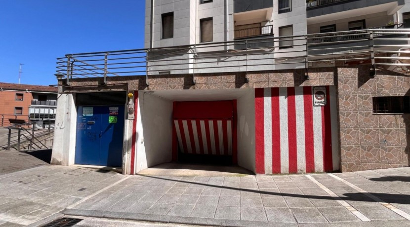 Parcela de Garaje Doble Con Trastero En Zona Burros