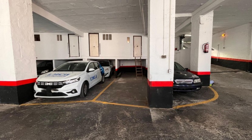 Parcela de Garaje Doble Con Trastero En Zona Burros