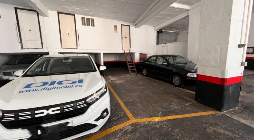 Parcela de Garaje Doble Con Trastero En Zona Burros