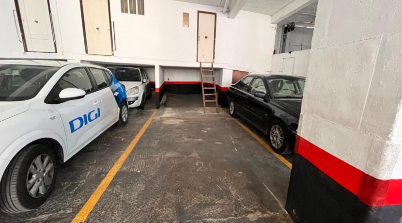 Parcela de Garaje Doble Con Trastero En Zona Burros