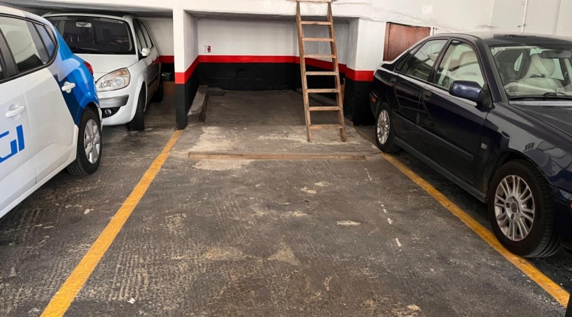 Parcela de Garaje Doble Con Trastero En Zona Burros