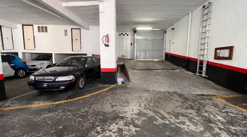Parcela de Garaje Doble Con Trastero En Zona Burros