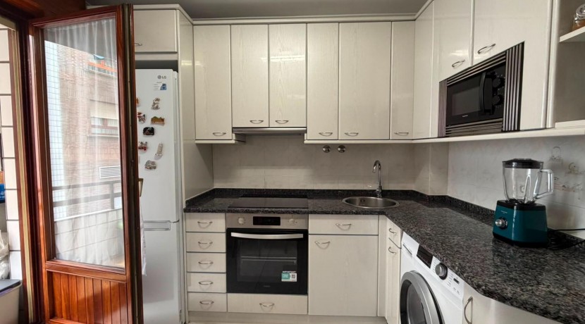 Piso PARA ENTRAR A VIVIR De 3 Dormitorios y 2 Baños Con Balcón, Ascensor Cota 0 y Garaje y Trastero Incluidos En Zona Ariz