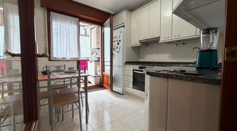 Piso PARA ENTRAR A VIVIR De 3 Dormitorios y 2 Baños Con Balcón, Ascensor Cota 0 y Garaje y Trastero Incluidos En Zona Ariz