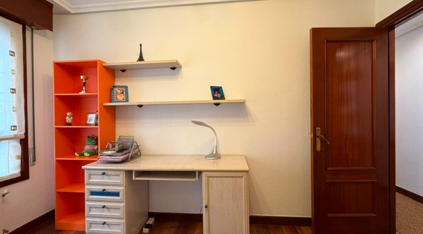 Piso PARA ENTRAR A VIVIR De 3 Dormitorios y 2 Baños Con Balcón, Ascensor Cota 0 y Garaje y Trastero Incluidos En Zona Ariz
