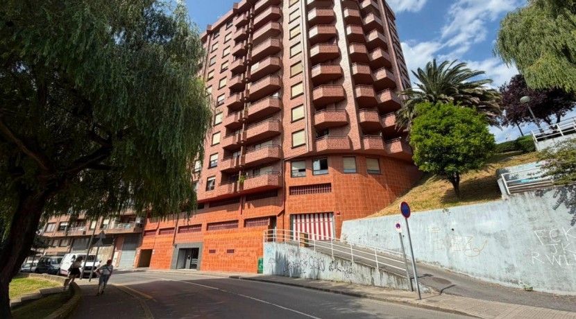 Piso PARA ENTRAR A VIVIR De 3 Dormitorios y 2 Baños Con Balcón, Ascensor Cota 0 y Garaje y Trastero Incluidos En Zona Ariz