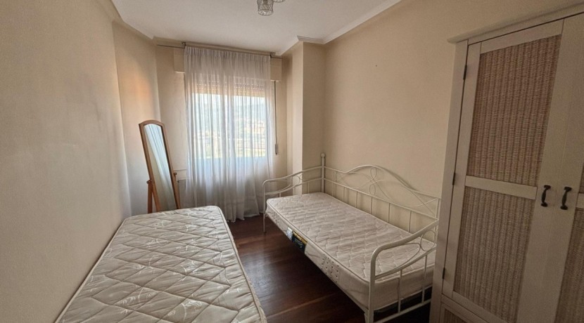 Piso Totalmente Exterior Con Vistas Despejadas De 2 Dormitorios Con Ascensor y Balcón En Zona Burros