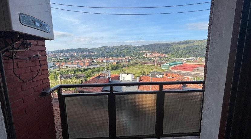 Piso Totalmente Exterior Con Vistas Despejadas De 2 Dormitorios Con Ascensor y Balcón En Zona Burros
