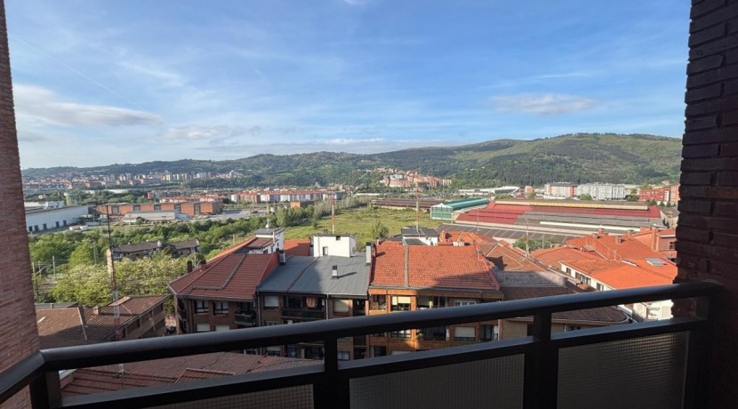 Piso Totalmente Exterior Con Vistas Despejadas De 2 Dormitorios Con Ascensor y Balcón En Zona Burros