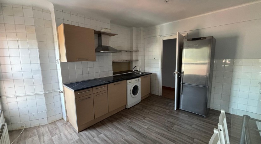 Piso Totalmente Exterior Con Vistas Despejadas De 2 Dormitorios Con Ascensor y Balcón En Zona Burros