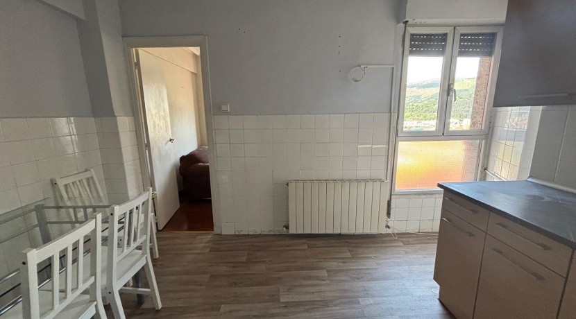 Piso Totalmente Exterior Con Vistas Despejadas De 2 Dormitorios Con Ascensor y Balcón En Zona Burros