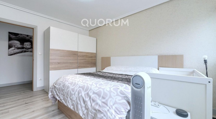 Preciosa Vivienda REFORMADA De 2 Dormitorios y 1 Baño Con Ascensor y Parcela de Garaje incluida en Zona Kalero