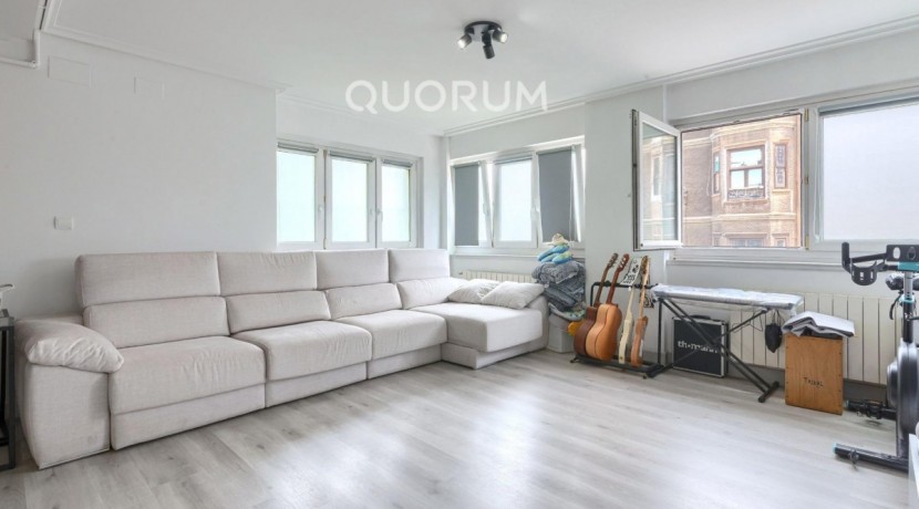 Preciosa Vivienda REFORMADA De 2 Dormitorios y 1 Baño Con Ascensor y Parcela de Garaje incluida en Zona Kalero