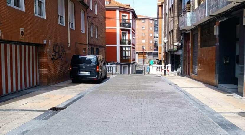 Se Vende Amplia Parcela De Garaje En Barakaldo Zona Centro.