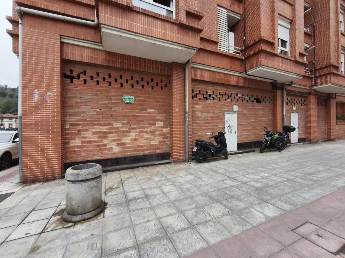Se Vende Local Comercial En Trapagaran Zona Ugarte De 150 m2 Construidos Con Salida De Humos
