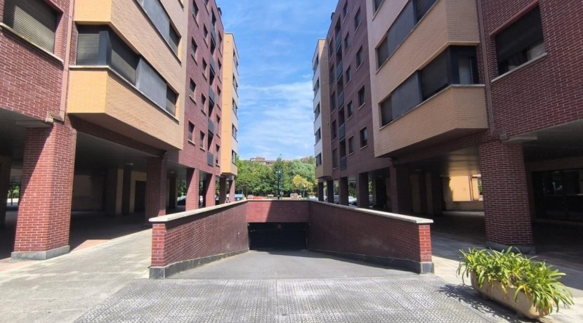 SE VENDE PARCELA DE GARAJE EN ETXEBARRI,  CERCA DEL METRO