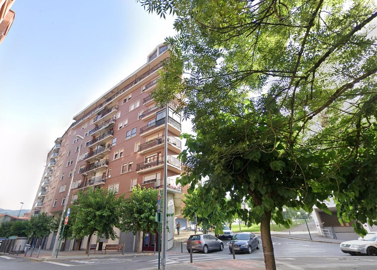 Amplio Piso De 3 Dormitorios Con Ascensor y 2 Balcones En Zona Céntrica de Galdakao