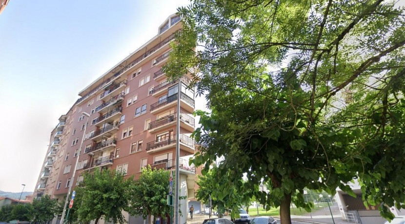 Amplio Piso De 3 Dormitorios Con Ascensor y 2 Balcones En Zona Céntrica de Galdakao