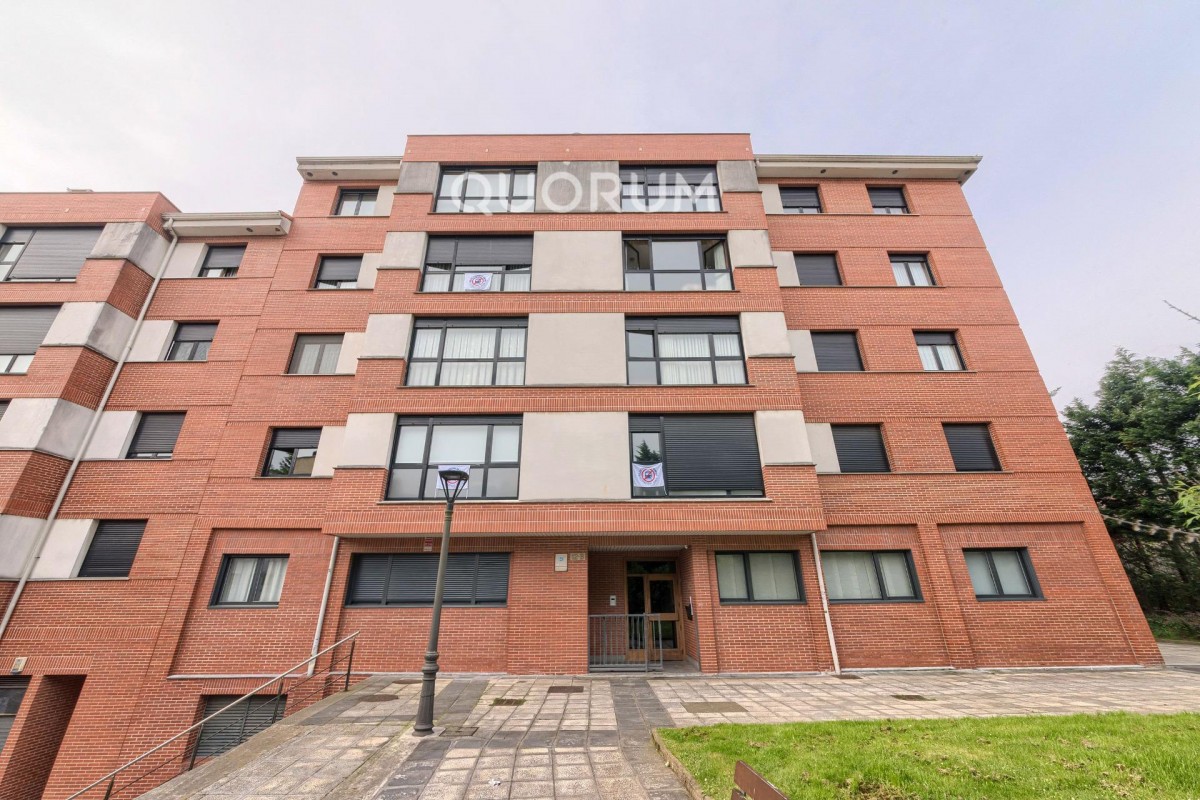 Amplio Piso De 3 Dormitorios y 2 Baños Con Parcela de Garaje y Trastero Incluidos En Arrigorriaga