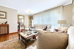 Amplio Piso De 3 Dormitorios y 2 Baños Con Parcela de Garaje y Trastero Incluidos En Arrigorriaga