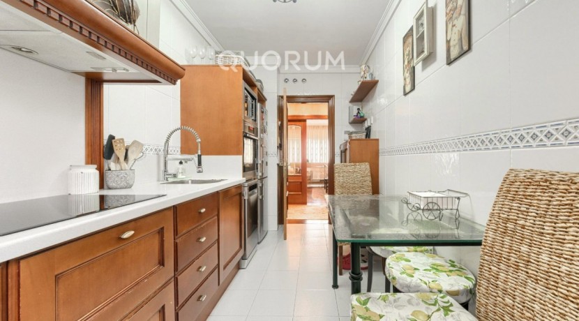 Amplio Piso De 3 Dormitorios y 2 Baños Con Parcela de Garaje y Trastero Incluidos En Arrigorriaga