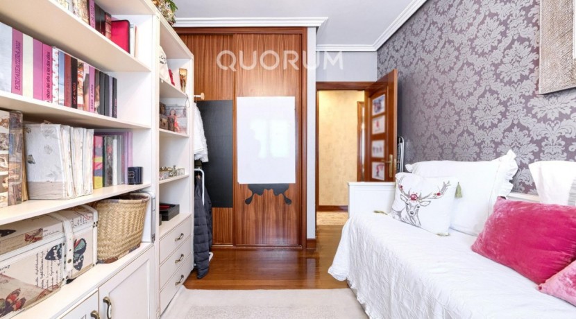Amplio Piso De 3 Dormitorios y 2 Baños Con Parcela de Garaje y Trastero Incluidos En Arrigorriaga