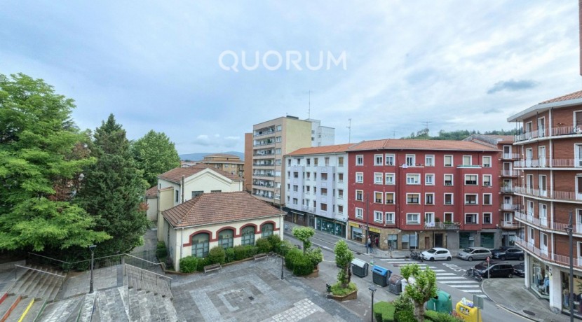 Amplio Piso De 3 Dormitorios y 2 Baños Con Parcela de Garaje y Trastero Incluidos En Arrigorriaga