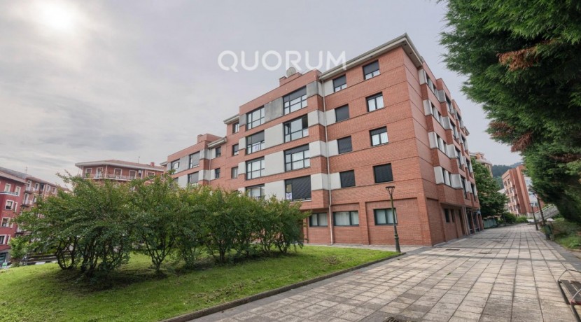 Amplio Piso De 3 Dormitorios y 2 Baños Con Parcela de Garaje y Trastero Incluidos En Arrigorriaga