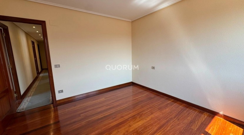 Ático de 4 Habitaciones con Garaje y Trastero