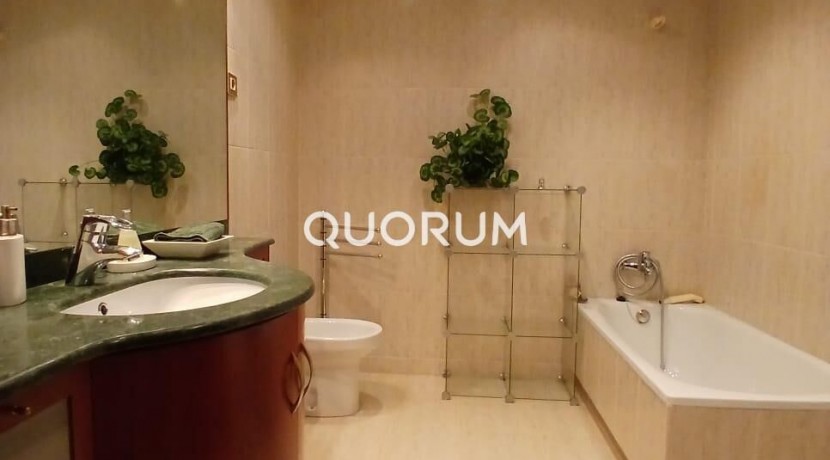 Ático de 4 Habitaciones con Garaje y Trastero