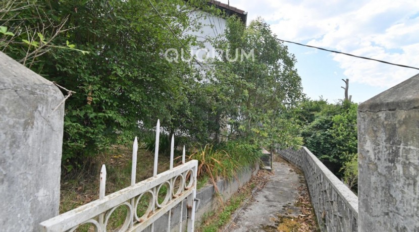 Casa Adosada Con Terreno De 520 m2 En Olabarrieta