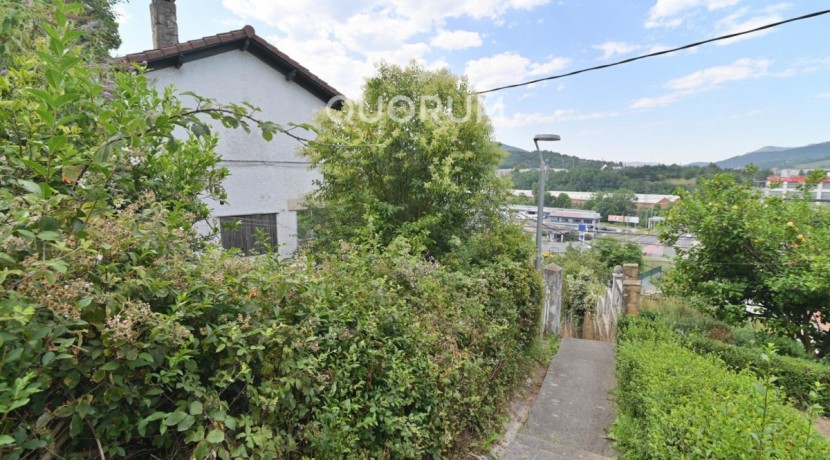 Casa Adosada Con Terreno De 520 m2 En Olabarrieta