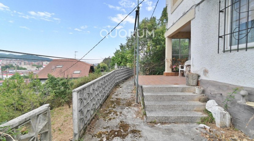 Casa Adosada Con Terreno De 520 m2 En Olabarrieta