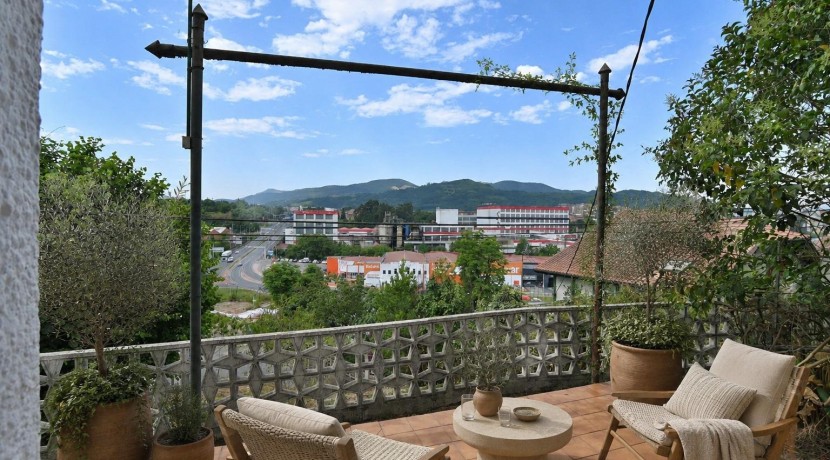 Casa Adosada Con Terreno De 520 m2 En Olabarrieta