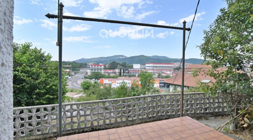 Casa Adosada Con Terreno De 520 m2 En Olabarrieta