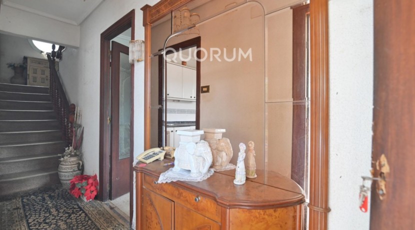 Casa Adosada Con Terreno De 520 m2 En Olabarrieta