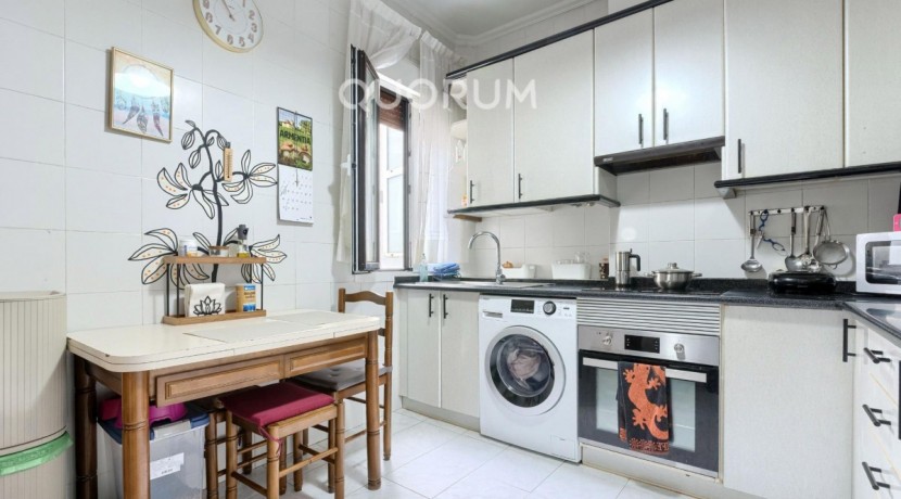 DOS HABITACIONES CON ASCENSOR A NIVEL DE CALLE JUNTO A LOS JUZGADOS