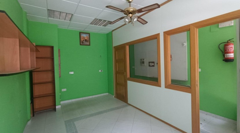 Local en venta en calle Hermanos Larrarte.