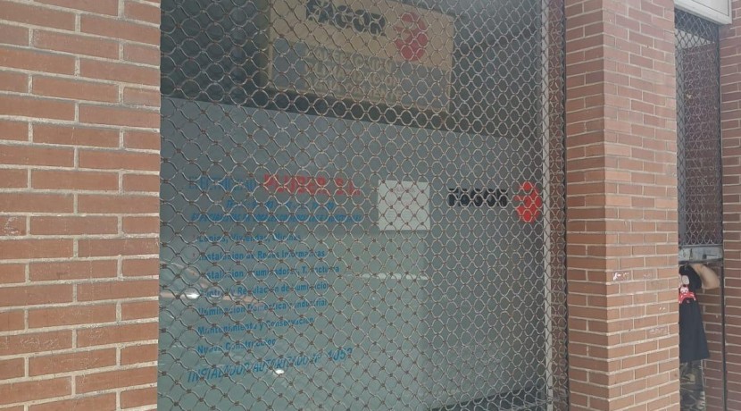 Local en venta en calle Hermanos Larrarte.