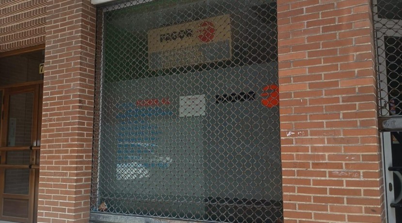 Local en venta en calle Hermanos Larrarte.