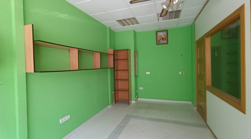 Local en venta en calle Hermanos Larrarte.