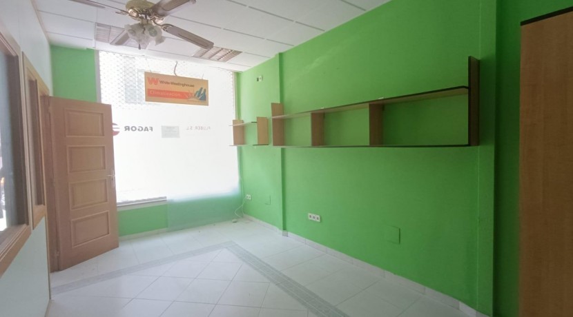 Local en venta en calle Hermanos Larrarte.