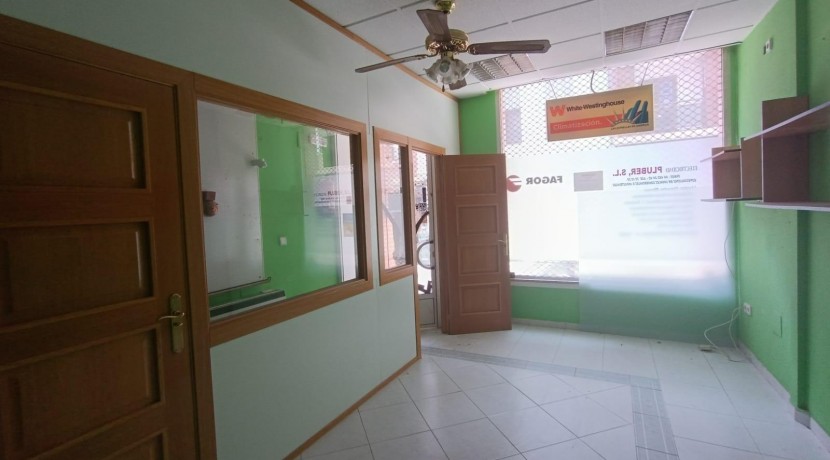 Local en venta en calle Hermanos Larrarte.
