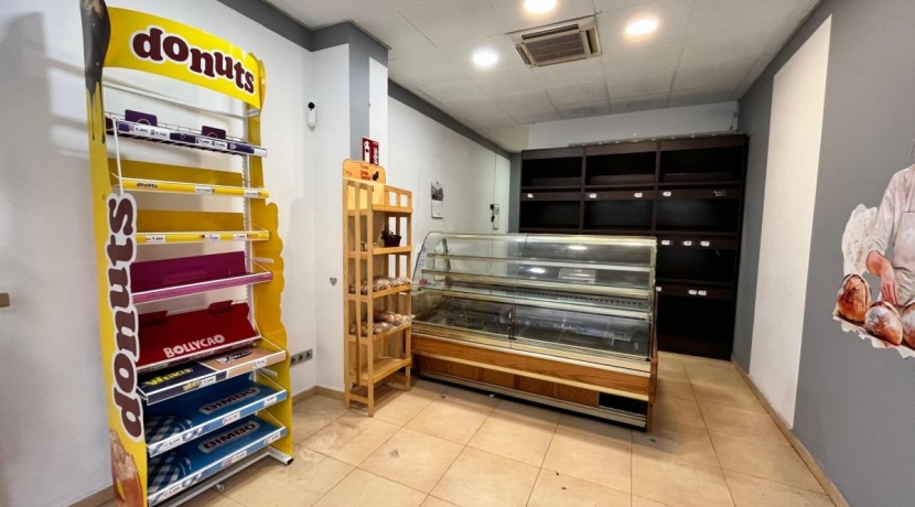 Local Muy Comercial Acondicionado Actualmente Como Panadería En Zona Ayuntamiento